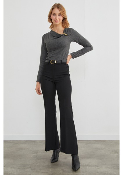 Omuz Aksesuarlı Degaje Yaka Bluz fiyatları