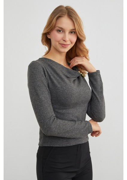 Omuz Aksesuarlı Degaje Yaka Bluz modelleri