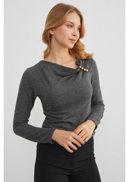 Omuz Aksesuarlı Degaje Yaka Bluz fırsatları