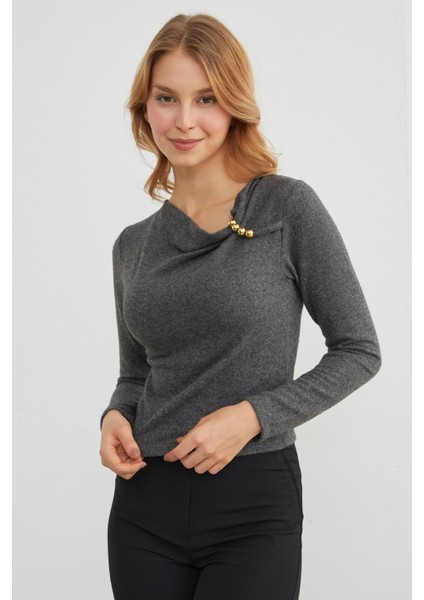 Omuz Aksesuarlı Degaje Yaka Bluz indirimleri
