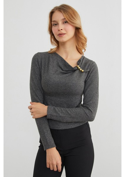Omuz Aksesuarlı Degaje Yaka Bluz
