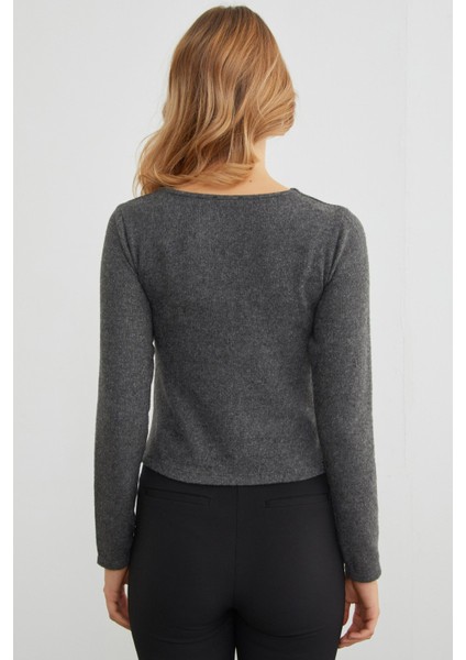 Omuz Aksesuarlı Degaje Yaka Bluz