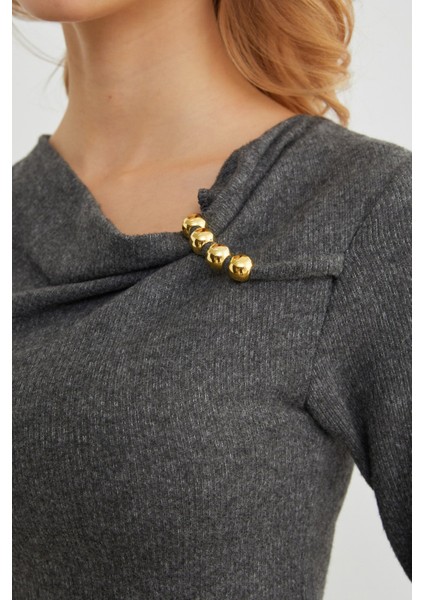 Omuz Aksesuarlı Degaje Yaka Bluz