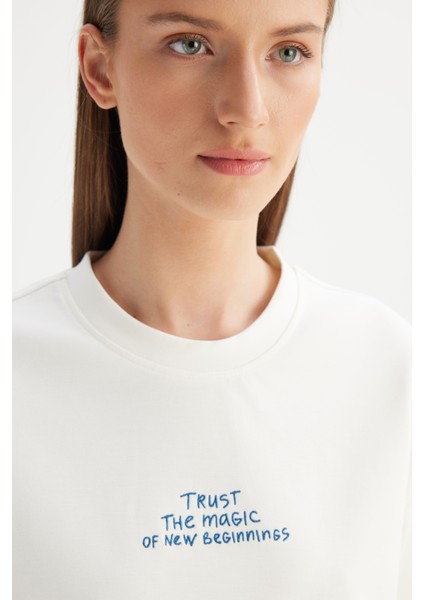 Regular Fit Normal Kesim Bisiklet Yaka Kırık Beyaz Sweatshirt fırsatları