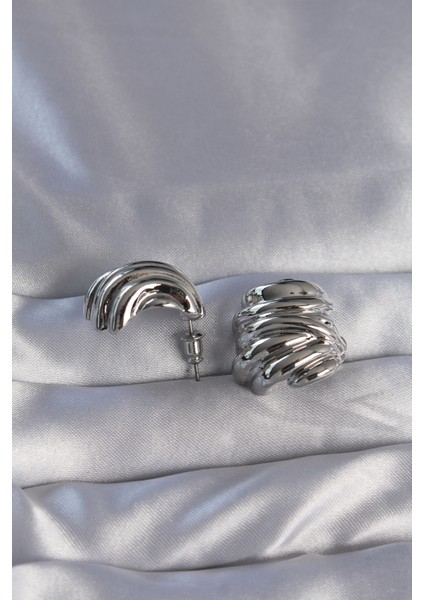 Pirinç Gümüş Renk Tırtıklı Bombe Model Küpe - Lisinya