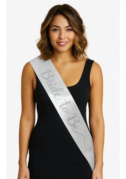 Beyaz Saten Üzerine El Yazısı Italik Gümüş Bride To Be Kuşağı 10 cm Genişlik (4887)