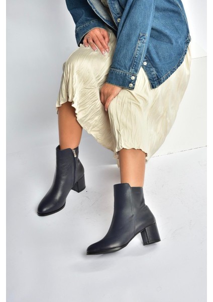 V468581003 Lacivert Hakiki Deri Kalın Topuklu Kadın Bot