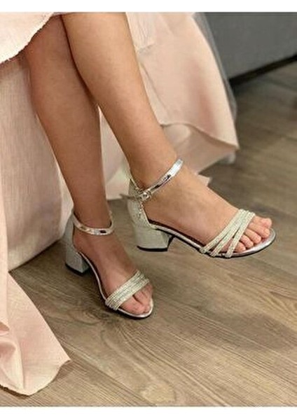 Kız Çocuk Taş Detaylı Bantlı Dolgu Topuk Sandalet Tekstil Malzeme ile Şık Tasarım