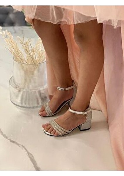 Kız Çocuk Taş Detaylı Bantlı Dolgu Topuk Sandalet Tekstil Malzeme ile Şık Tasarım