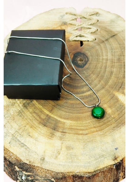 Zümrüt Doğal Taşı Zincirli El Yapımı Kolye Uç: 1,5 cm Zincir: 20 cm Kutulu