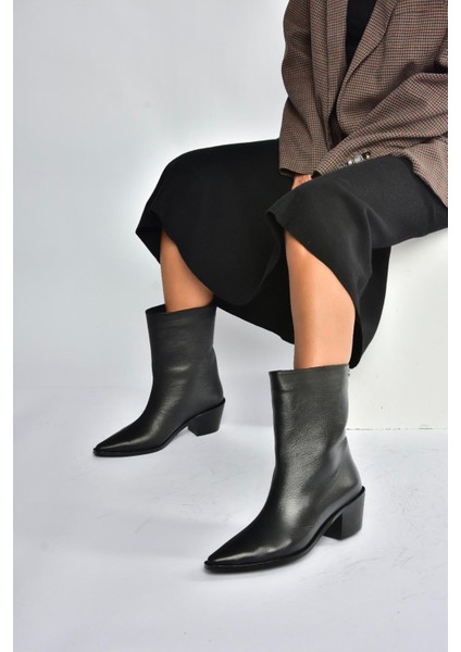 V654082003 Siyah Hakiki Deri Alçak Topuklu Kadın Bot