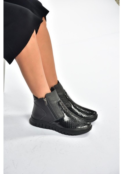 V555709303 Siyah Hakiki Deri Kroko Baskılı Kadın Bot