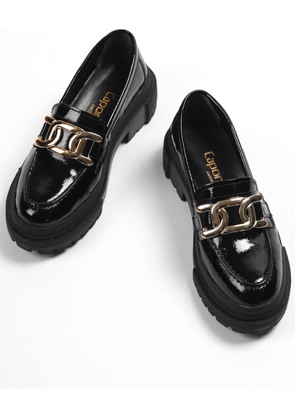 Oval Burunlu Metal Aksesuarlı Trak Tabanlı Kırışık Rugan Kadın Loafer