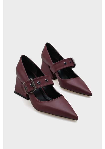 Sivri Burunlu Orta Topuklu Metal Tokalı Kadın Ayakkabı