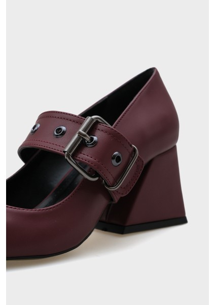 Sivri Burunlu Orta Topuklu Metal Tokalı Kadın Ayakkabı