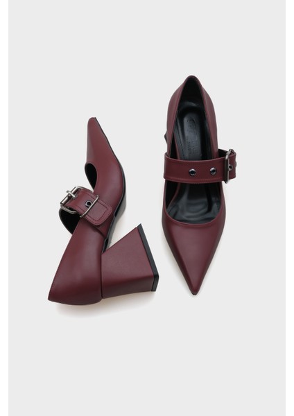 Sivri Burunlu Orta Topuklu Metal Tokalı Kadın Ayakkabı