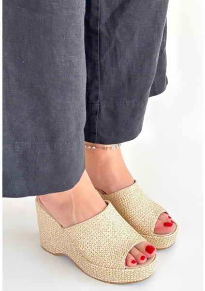 Bej Hasır Dokumalı Dolgu Topuk Terlik