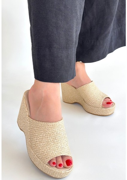 Bej Hasır Dokumalı Dolgu Topuk Terlik modelleri