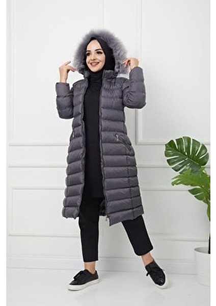 Kadın Uzun Dolgulu Siyah Şişme Mont Günlük Kullanım İçin Kapüşonlu Yaka Tasarımı