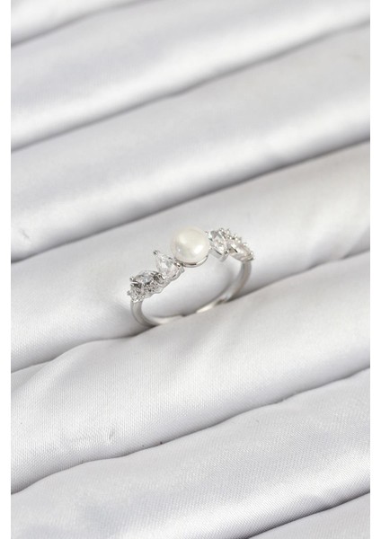 Pirinç Gümüş Renk Zirkon Taşlı Incili Model Kadın Yüzük - PRT3500EB09025