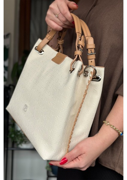 Kadın Just Polo Kabartma Desenli Mıknatıslı Çıtçıt Kapama El Çantası Omuz Askısıyla modelleri