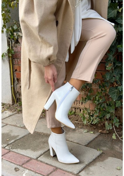 Beyaz Rugan Desenli Topuklu Bot modelleri