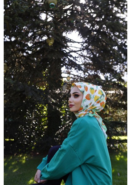 Çilek Desenli Eşarp Benetton