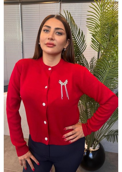 Broş Detaylı Kırmızı Triko Hırka