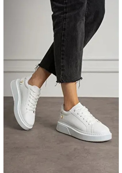 Beyaz Bağcıklı Inci Detaylı Kalın Taban Spor Ayakkabı