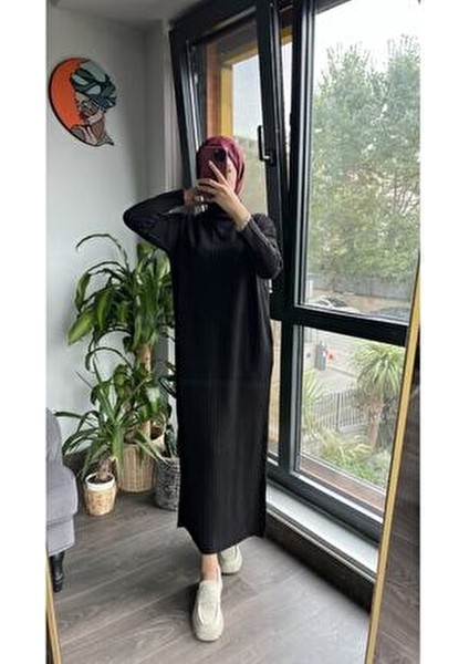 Kadın Triko Elbise Uzun Kol Dik Yaka Düz Desenli Siyah Renkli Şık Tasarım