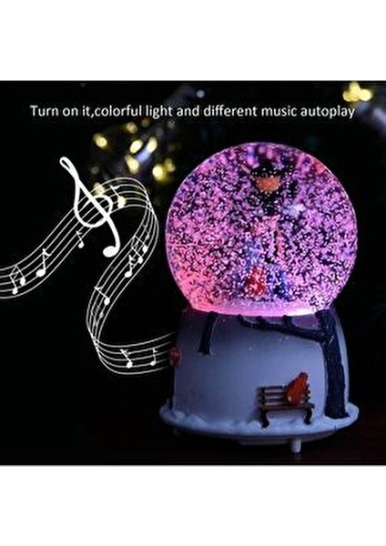 Sokak Lambası Altında Bankta Oturan Çift Işıklı Müzikli Püskürtmeli Büyük Boy Kar Küresi