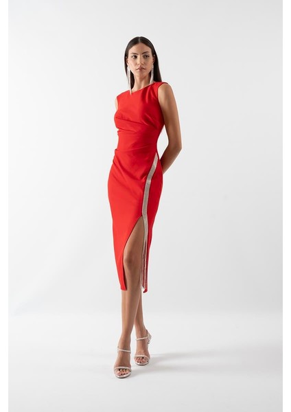 Rainwaterı Yuvarlak Yaka Kolsuz Yırtmaçlı Belden Aşağı Şerit Taş Aksesuar Detaylıı Kısa Abiye Elbise Kırmızı