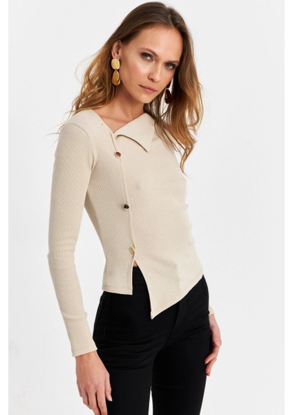 Düğme Aksesuarlı Çapraz Yaka Bluz
