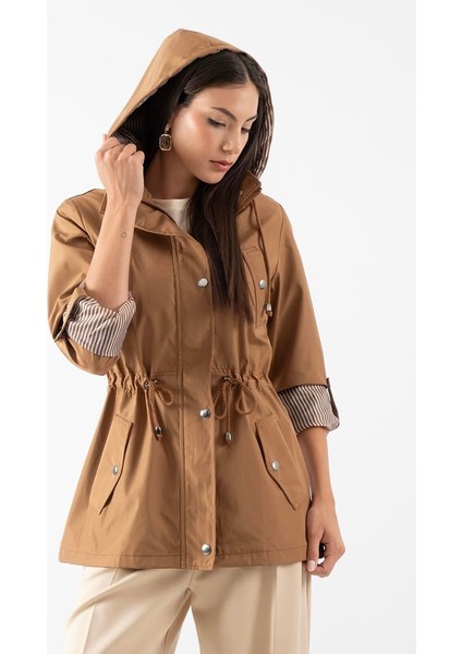 Goudot Kapüşonlu Mevsimlik Parka – Beli Büzgülü, Çıtçıt Detaylı Taba fırsatları