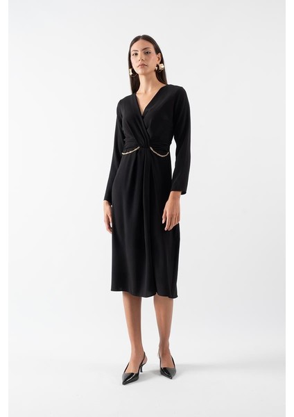 Damaso V Yaka Beli Pileli Zincir Detaylı Elbise Siyah