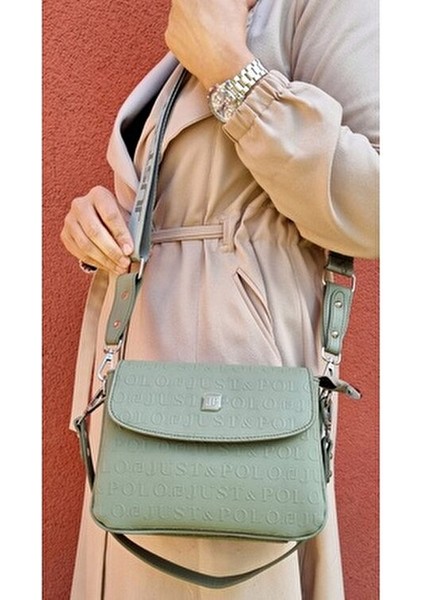 Kadın Çapraz Çanta Suni Deri Yazı Deseniyle Şık ve Modern 0-15 lt Kapasite