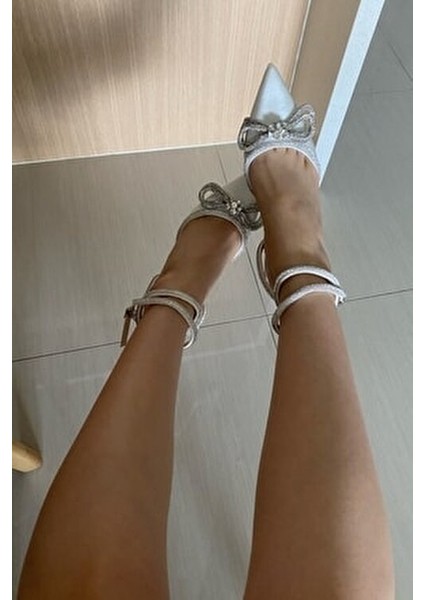 Kadın Gümüş Saten 8 cm Şeffaf Topuklu Fiyonk Taşlı Bilekten Dolamalı Sivri Burunlu Abiye Ayakkabı