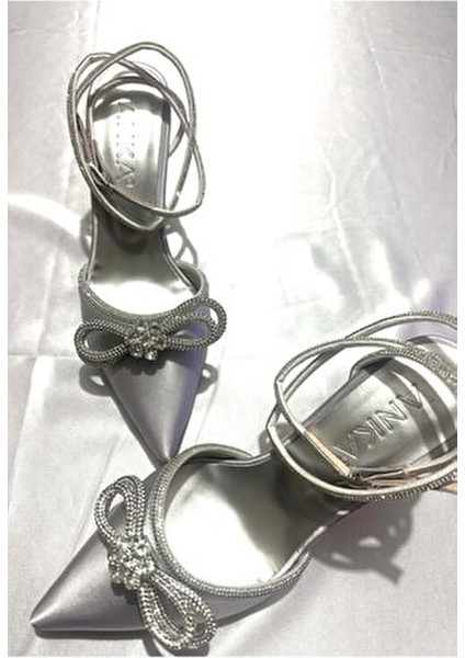 Kadın Gümüş Saten 8 cm Şeffaf Topuklu Fiyonk Taşlı Bilekten Dolamalı Sivri Burunlu Abiye Ayakkabı fiyatları