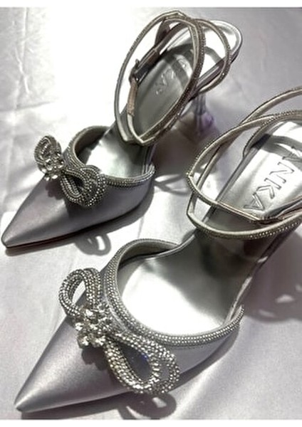 Kadın Gümüş Saten 8 cm Şeffaf Topuklu Fiyonk Taşlı Bilekten Dolamalı Sivri Burunlu Abiye Ayakkabı modelleri
