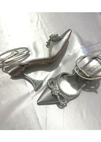Kadın Gümüş Saten 8 cm Şeffaf Topuklu Fiyonk Taşlı Bilekten Dolamalı Sivri Burunlu Abiye Ayakkabı fırsatları