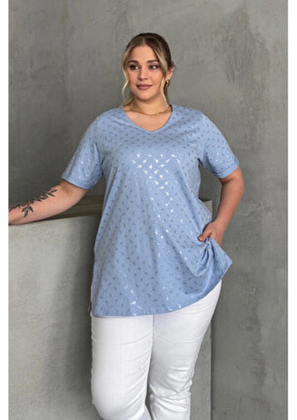 Büyük Beden Kısa Kollu V Yaka Yanları Yırtmaçlı Metalik Baskılı T-Shirt 97-46 fırsatları