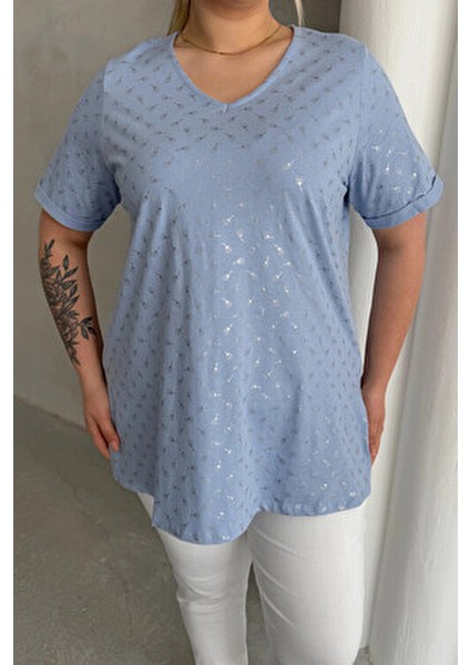 Büyük Beden Kısa Kollu V Yaka Yanları Yırtmaçlı Metalik Baskılı T-Shirt 97-46