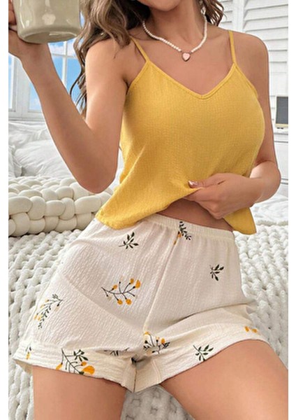Yazlık Pijama Takımı Sarı Renkli Askılı Üst ve Baskılı Şort ile Rahatlık