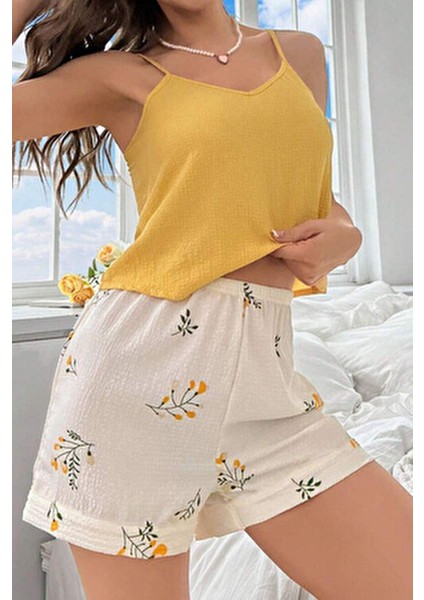 Yazlık Pijama Takımı Sarı Renkli Askılı Üst ve Baskılı Şort ile Rahatlık