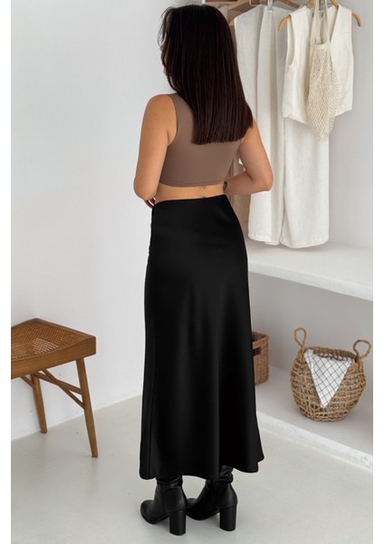 Kadın Saten Volanlı Uzun Etek – Akıcı & Zarif Stil