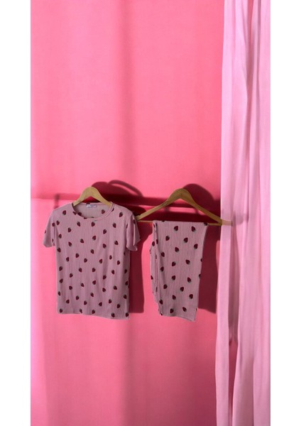 Çilek Desenli Kadın Pijama Takımı