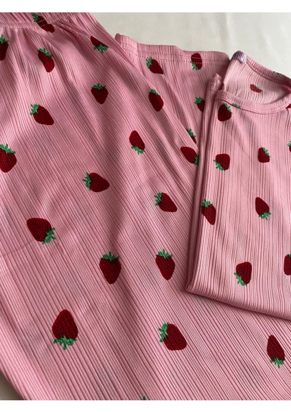 Çilek Desenli Kadın Pijama Takımı fiyatları
