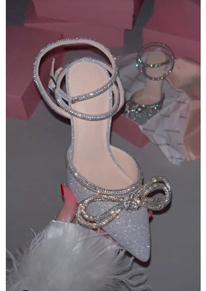 Kadın Gümüş Simli Saten Sivri Burun Abiye Ayakkabı 8cm Şeffaf Topuklu Taşlı Fiyonk Detaylı