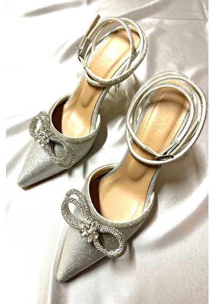 Kadın Gümüş Simli Saten Sivri Burun Abiye Ayakkabı 8cm Şeffaf Topuklu Taşlı Fiyonk Detaylı fırsatları