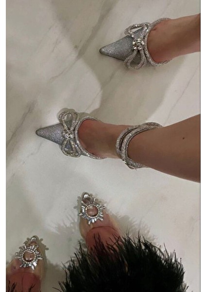 Kadın Gümüş Simli Saten Sivri Burun Abiye Ayakkabı 8cm Şeffaf Topuklu Taşlı Fiyonk Detaylı